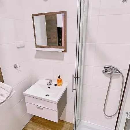 Pod Zaglami Teresa Strzemkowska