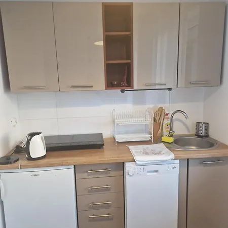 Pod Zaglami Teresa Strzemkowska