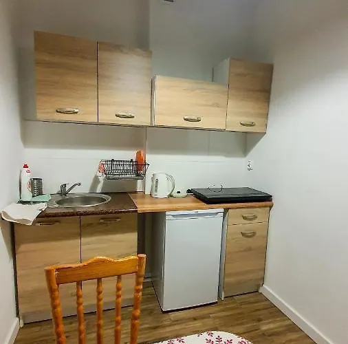 Pod Zaglami Teresa Strzemkowska *