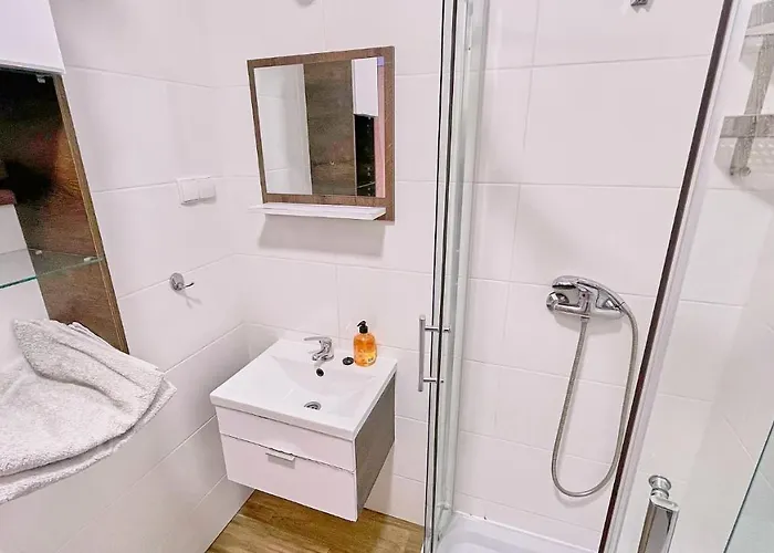 Pod Zaglami Teresa Strzemkowska